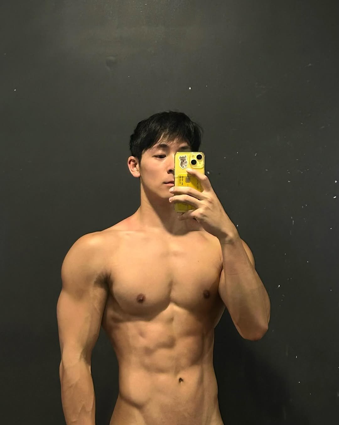 Photo by 김히릿 on October 01, 2025. May be a selfie of 1 person, biceps, body building, underwear and text.