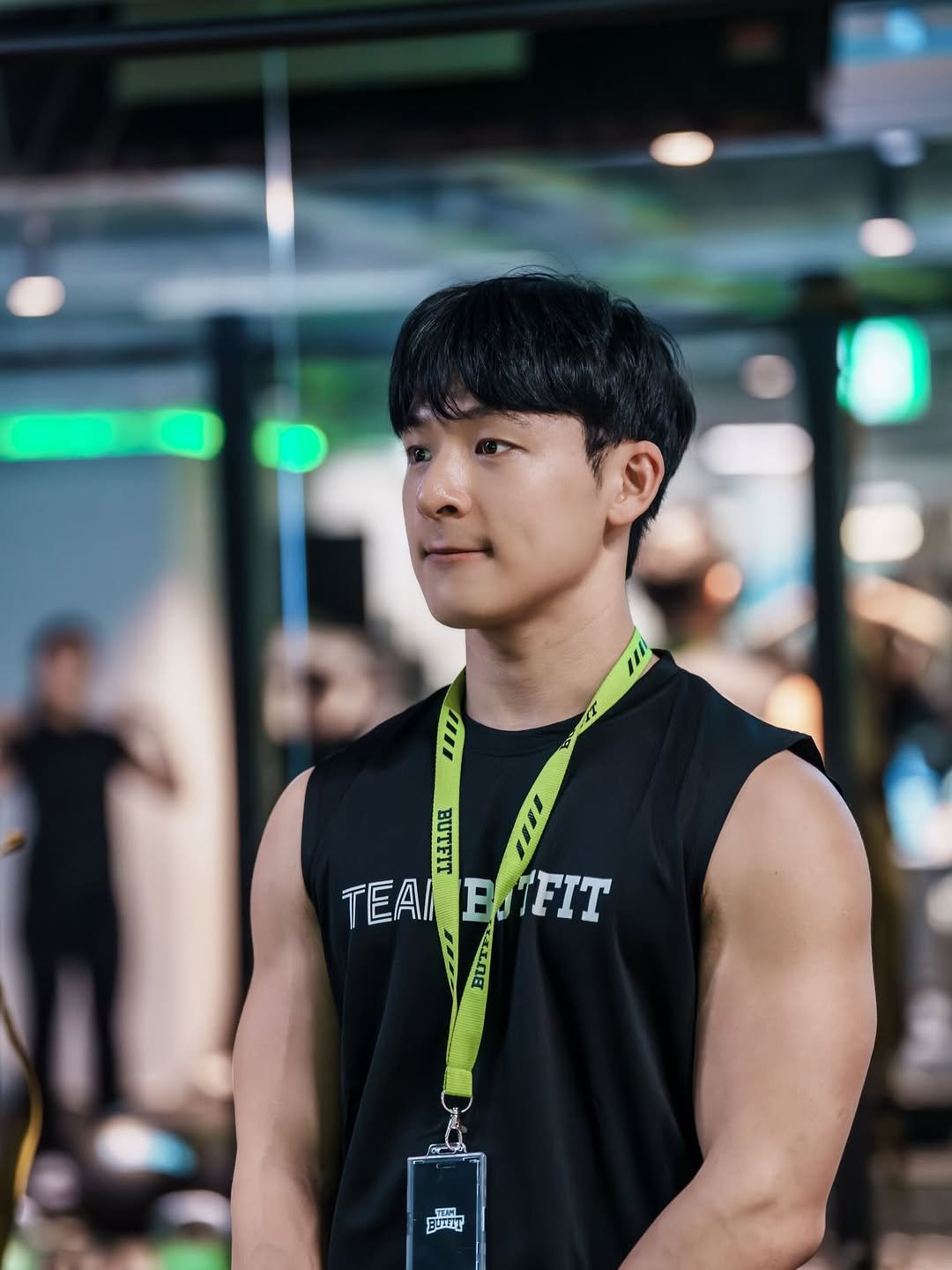 Photo by 김히릿 on December 13, 2025. May be an image of one or more people, biceps, people bodybuilding, activewear, sportswear and text.