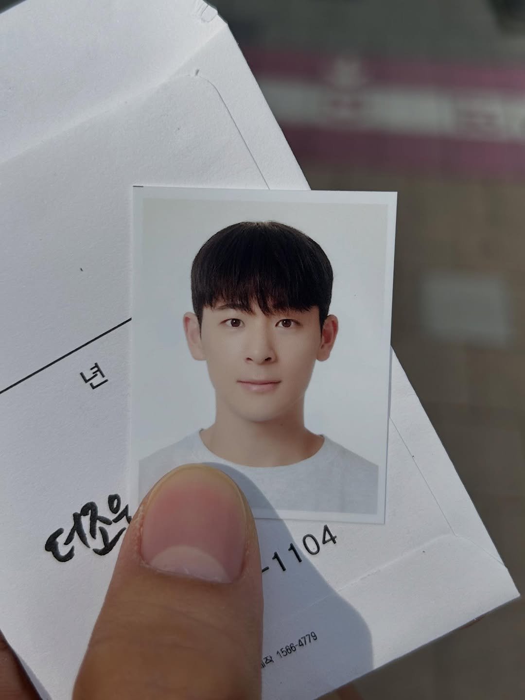 Photo by 김히릿 on September 29, 2025. May be an image of ‎1 person, bangs and ‎text that says '‎년 ماه 1104 04 1566-4779‎'‎‎.