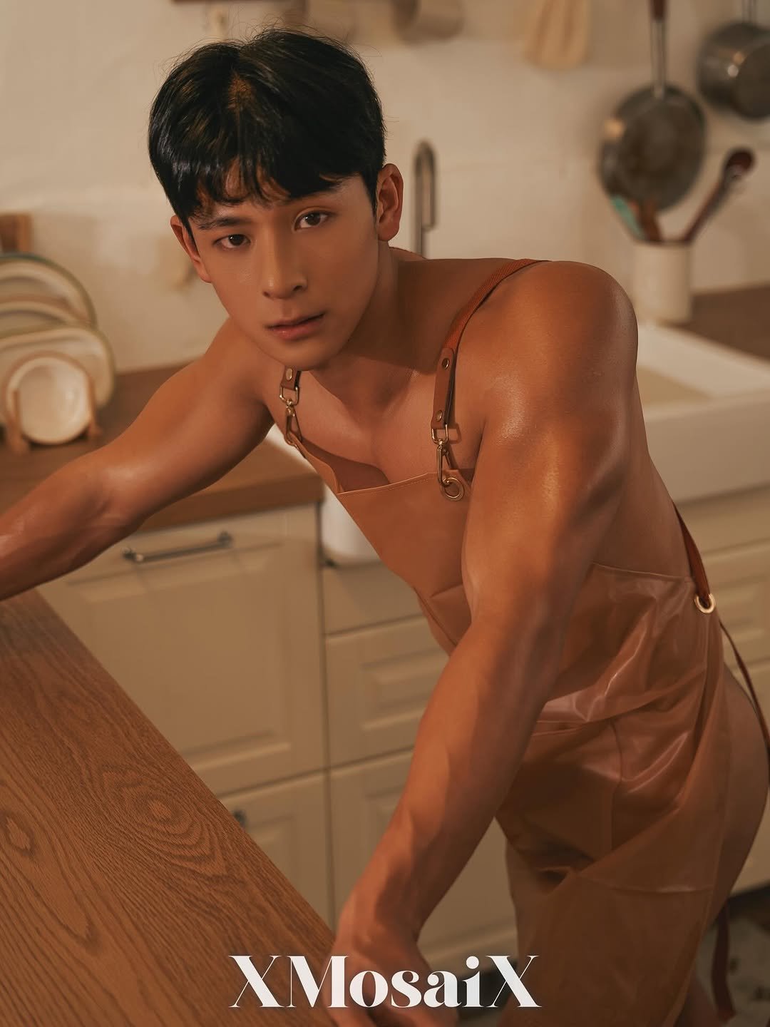 Photo by 김히릿 on November 21, 2025. May be an image of one or more people and biceps.