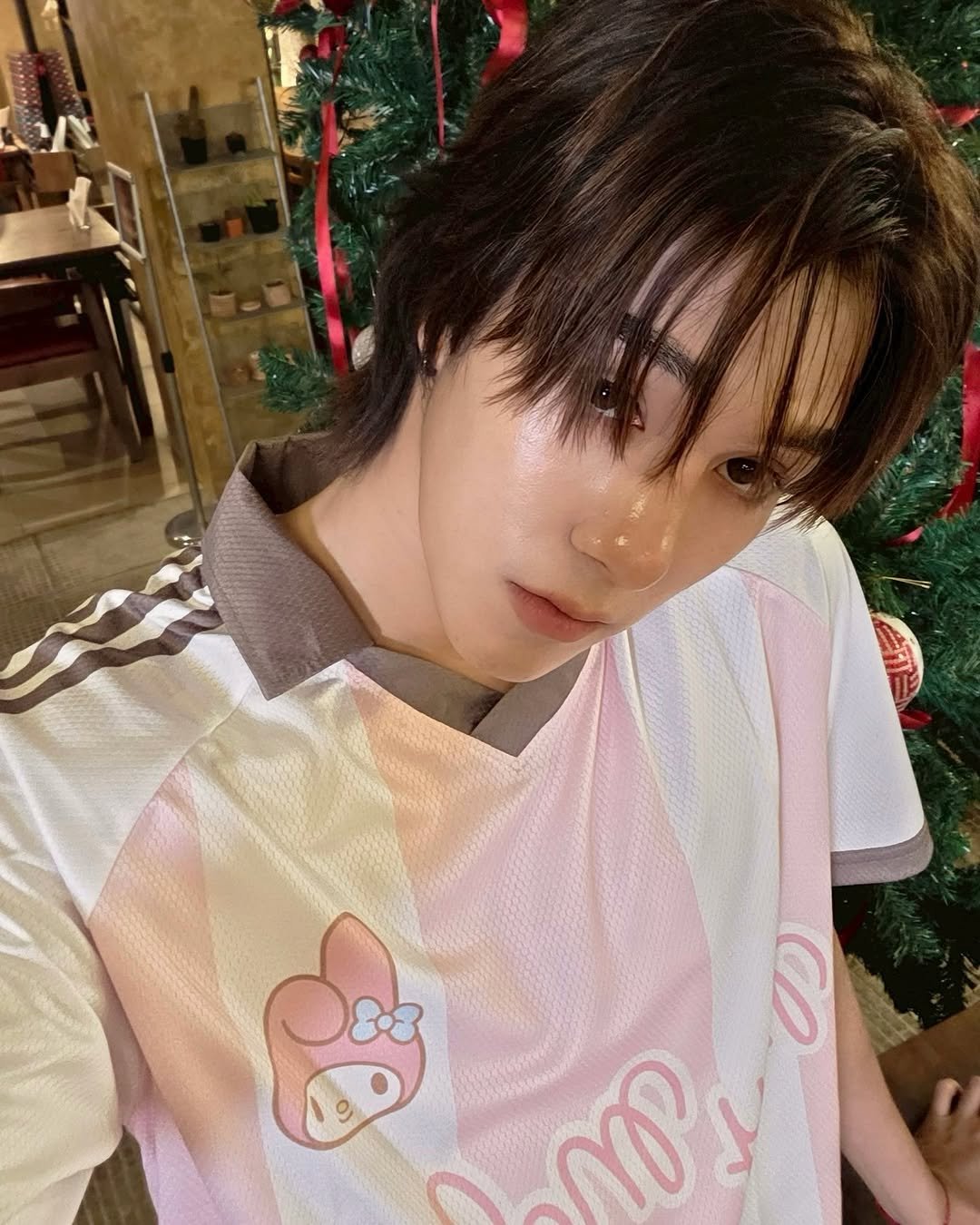 Photo shared by 「 Nani 」 on December 26, 2025 tagging @moshimoshi.jp. May be an image of one or more people, bangs and text.