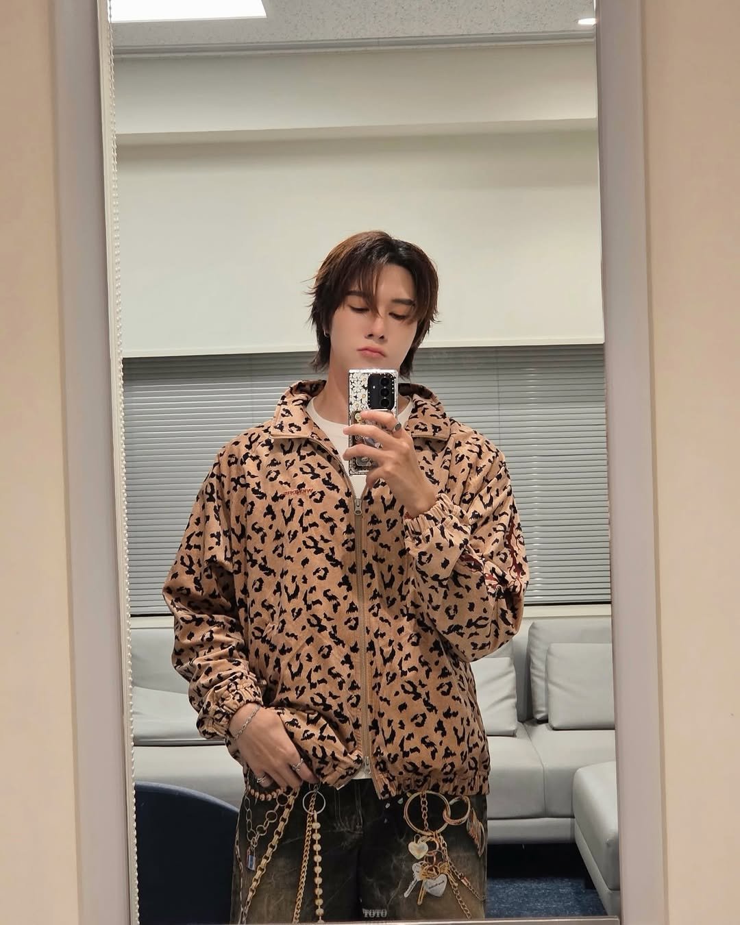 Photo by 「 Nani 」 on March 22, 2026. May be an image of phone, top, sweatpants, turtleneck and text.