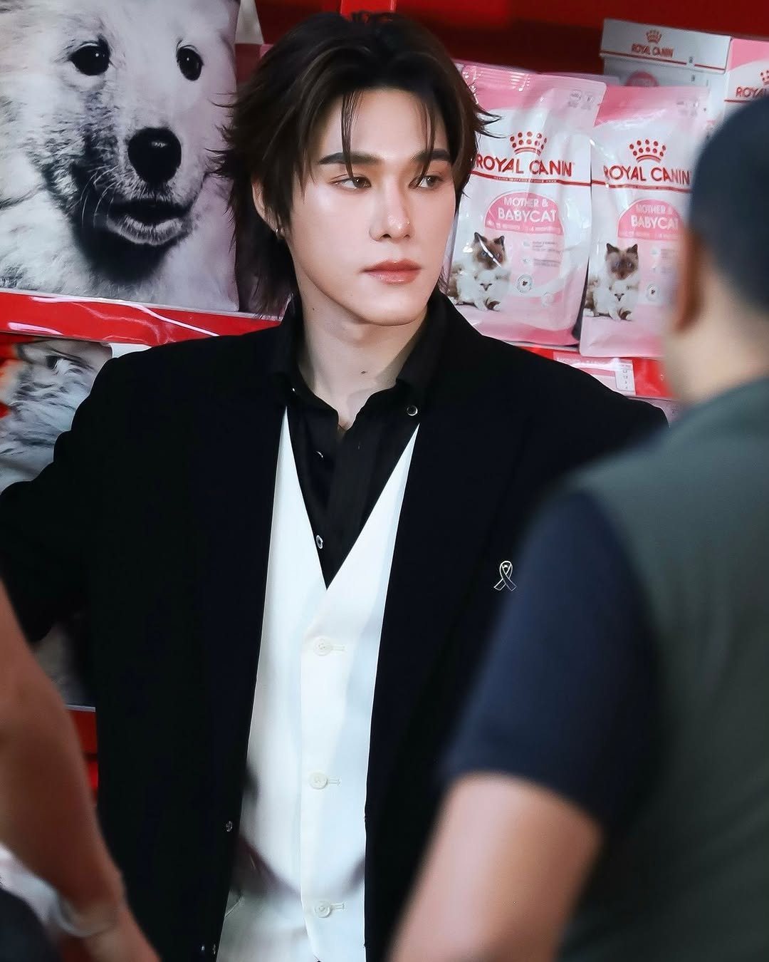 Photo shared by 「 Nani 」 on November 15, 2025 tagging @royalcaninthailand. May be an image of ‎one or more people, hair, dinner jacket, bolo tie and ‎text that says '‎い0 ROYAL CANN -نند: HOYAL OYALCANIN CANIN Smu BAB BABYCAT MOTER BABYCA‎'‎‎.