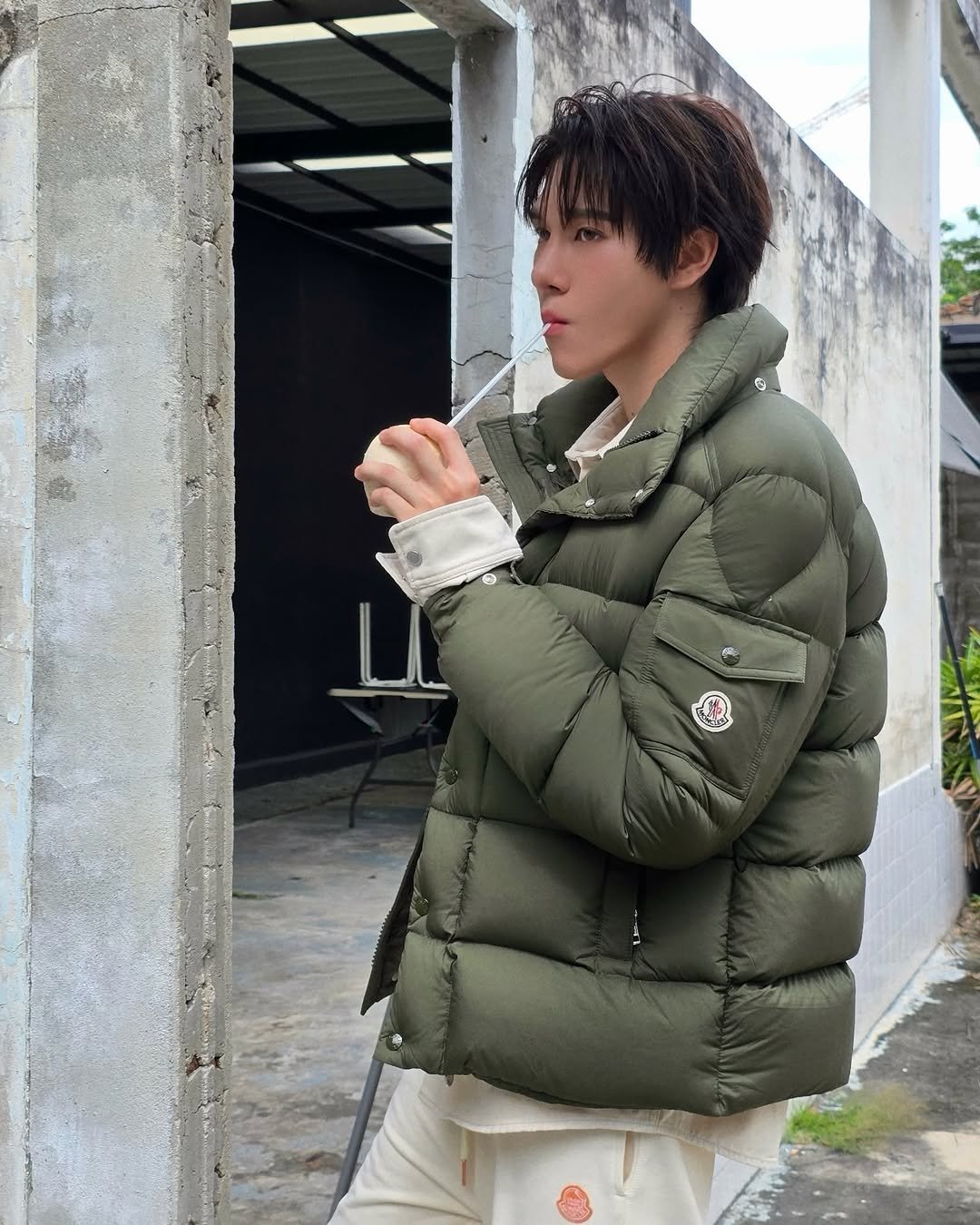 Photo by 「 Nani 」 on October 31, 2025. May be an image of duffle coat, overcoat, goosedown coat, fur coat, parka, flight jacket and text.