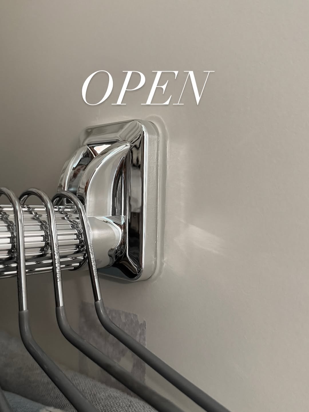Photo by 희치홈ㅣ살림이 쉬워지는 정리.청소 on September 25, 2025. May be an image of towel rack, clothes hanger, rack, indoors, door and text.