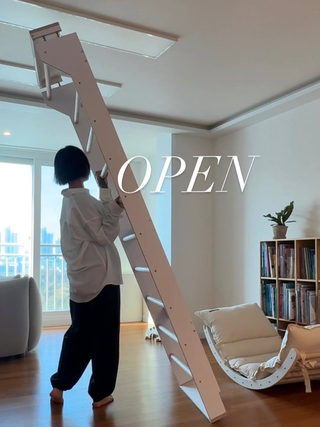 Photo by eunhee kimㅣ희치홈 ㅣ 정리. 청소 on February 08, 2026. May be an image of deck chair, chaise lounge, ladder, rocking chair, indoors and text.