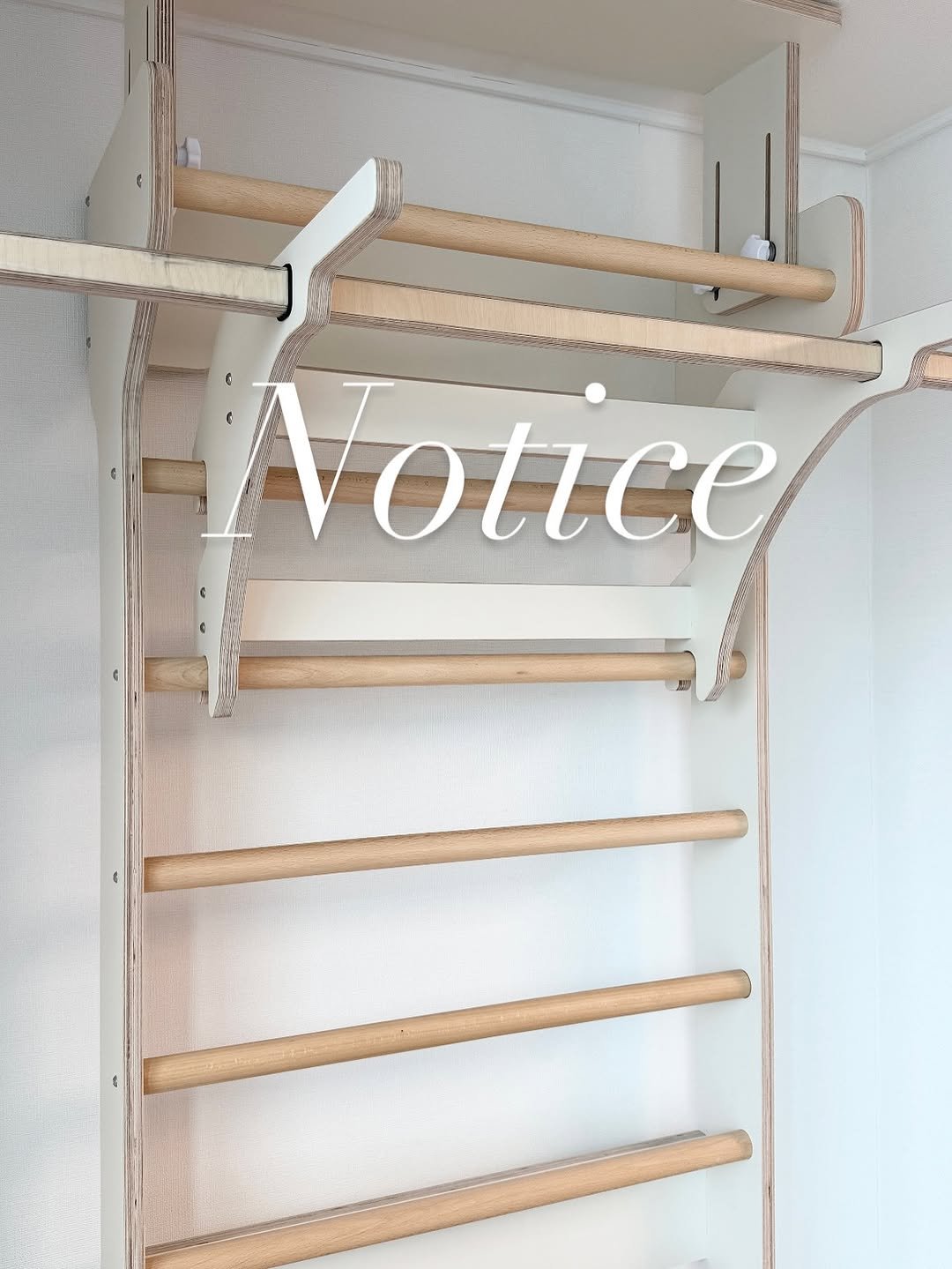 Photo by 희치홈ㅣ살림이 쉬워지는 정리.청소 on October 20, 2025. May be an image of towel rack, clothes hanger, shelf, pegboard, rack, coat rack and text that says 'Votice a'.