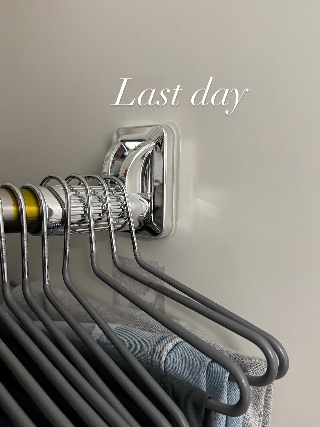 Photo by 희치홈ㅣ살림이 쉬워지는 정리.청소 on September 28, 2025. May be an image of towel rack, clothes hanger, rack, coat rack and text that says 'Lastday Last day'.