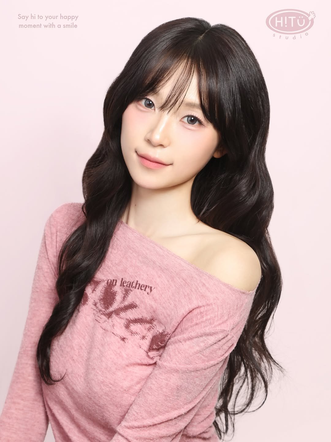 Photo by 하이투유스튜디오 | Hi!toyou studio | 성수사진관•증명사진•여권사진•프로필사진 in 성수역. May be an image of 1 person, braids and text that says 'Say hita Sayhitoyourhoppy toyourhappy your happy moment with a smile H!TÜ Spudio leathery leathery'.