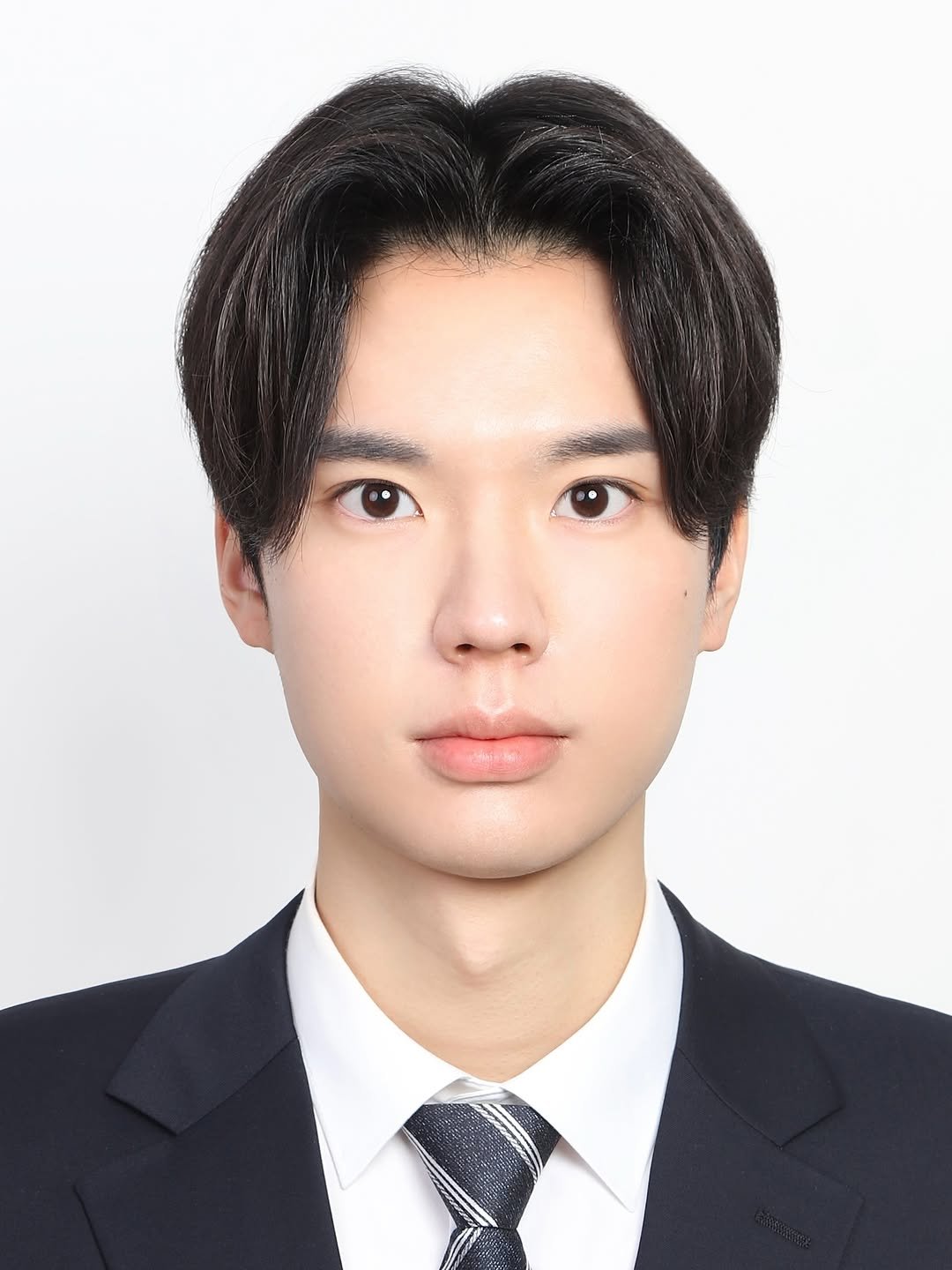 Photo by 하이투유스튜디오 | Hi!toyou studio | 성수사진관•성수증명사진•여권사진•프로필사진 in 성수역 with @hitoyou_studio. May be an image of one or more people, hair, suit, blazer and text.