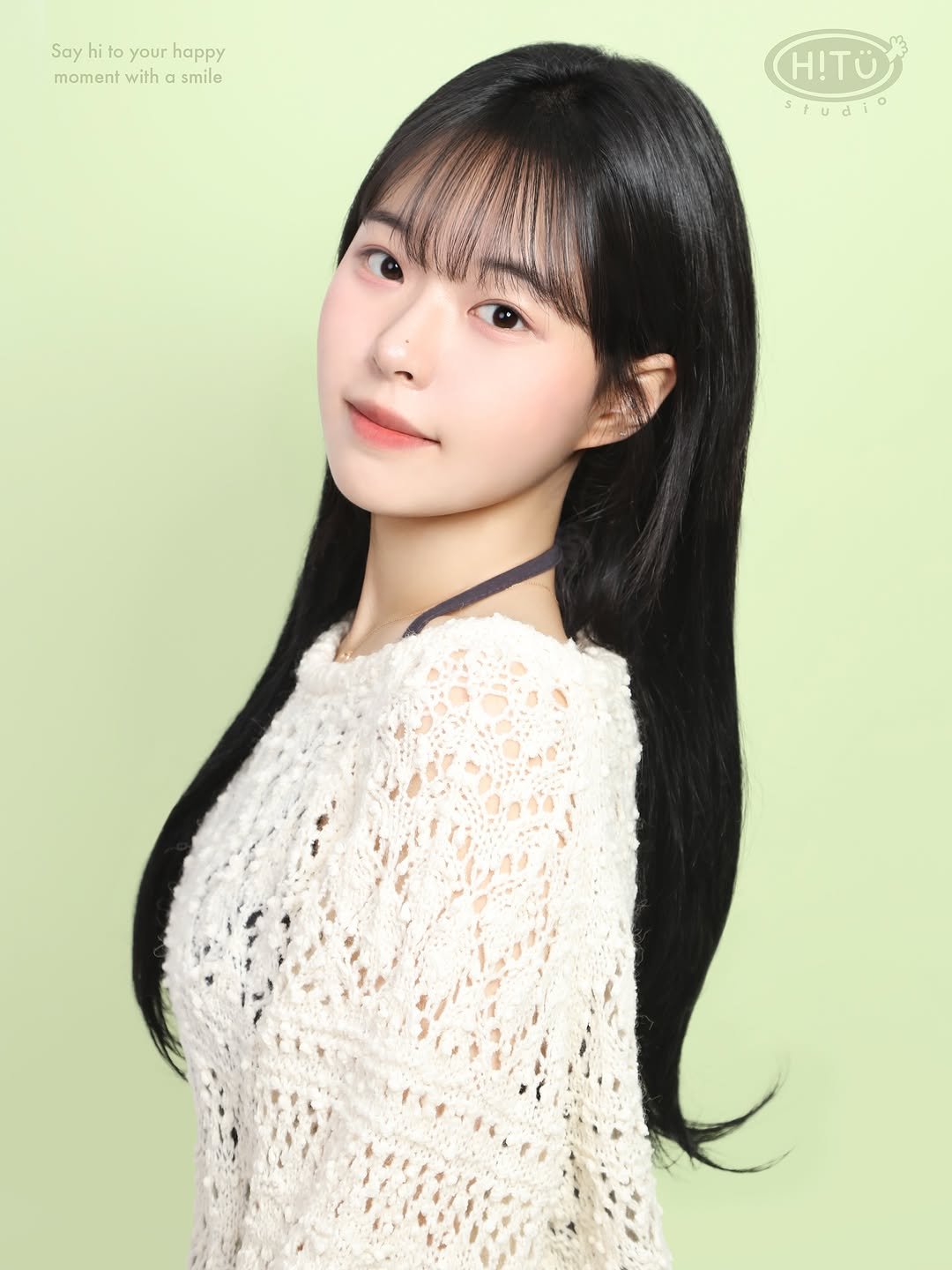 Photo by 하이투유스튜디오 | Hi!toyou studio | 성수사진관•성수증명사진•여권사진•프로필사진 in 성수역. May be an image of one or more people, hair, top and text that says 'Say hitoyour Sayhitoyourhappy ito your happy moment momentwithasmile with smile HITÜ spudio sTudio y'.