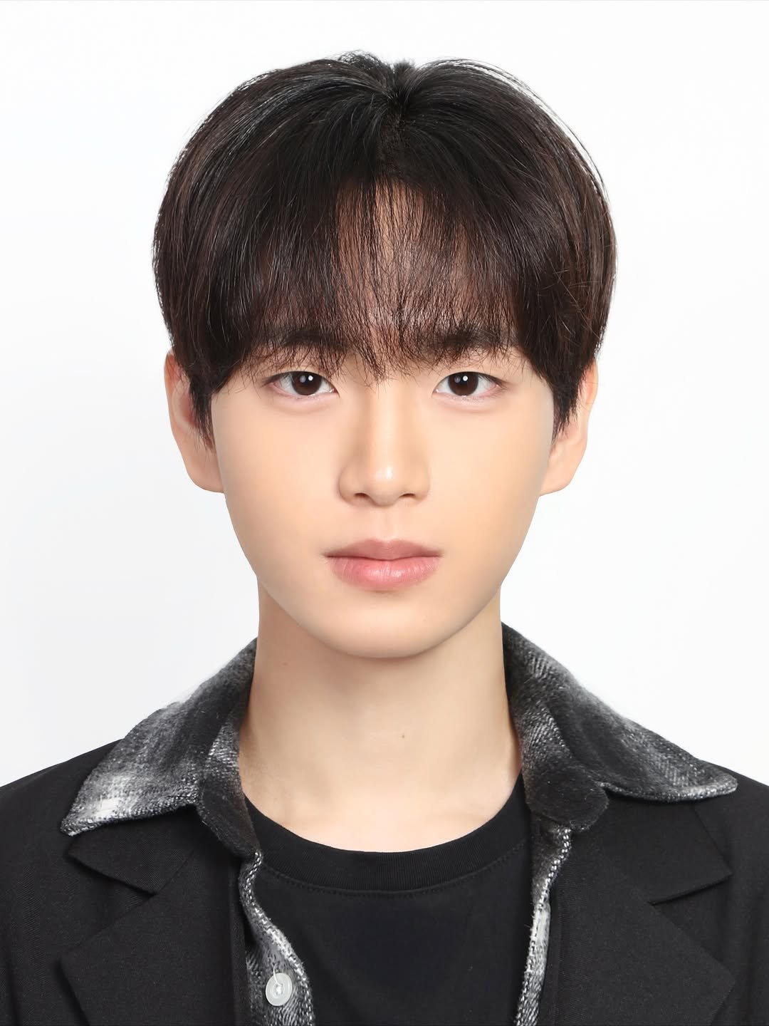 Photo by 하이투유스튜디오 | Hi!toyou studio | 성수사진관•성수증명사진•여권사진•프로필사진 on October 31, 2025. May be an image of bolo tie and text.