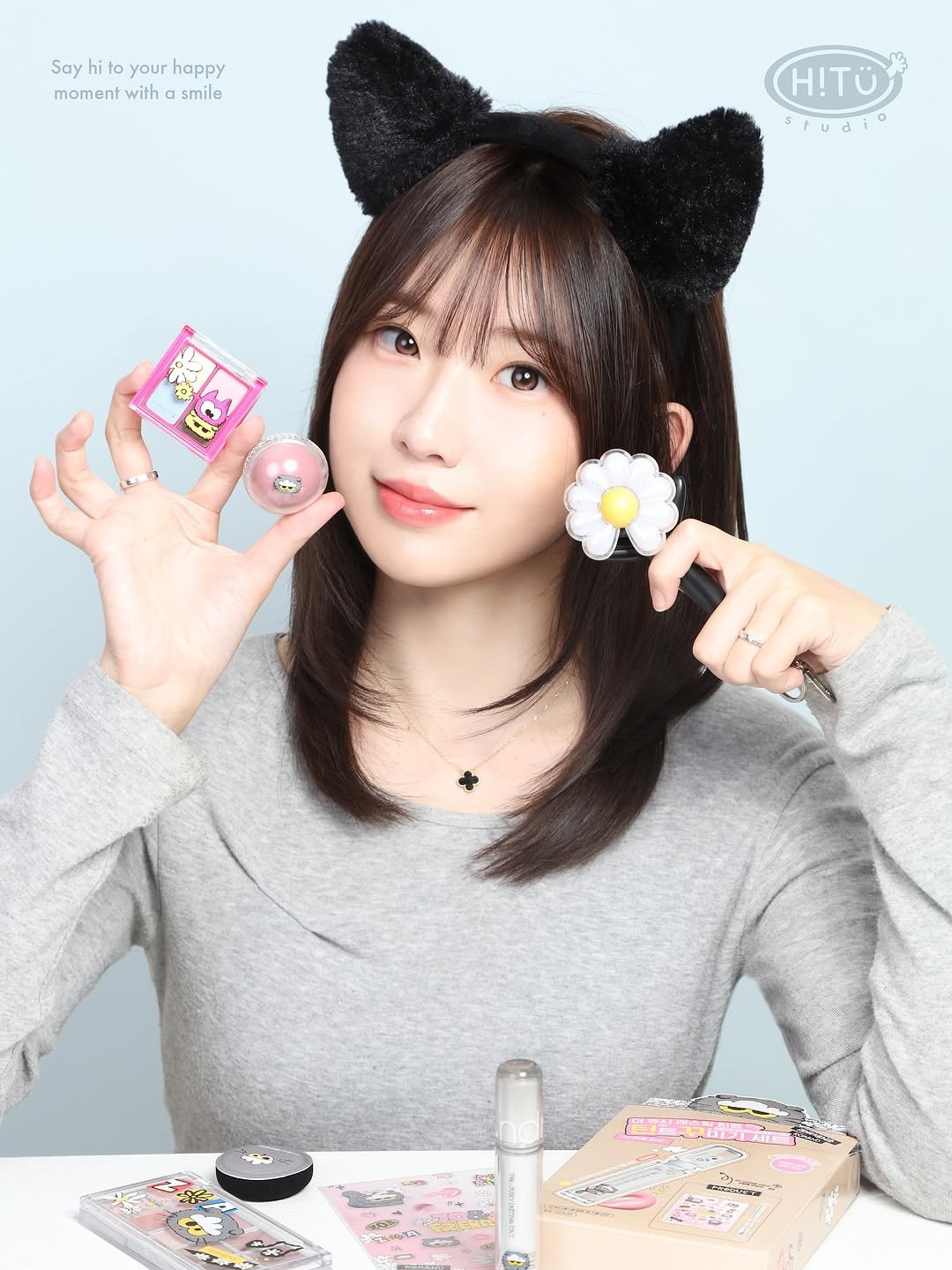 Photo by 하이투유스튜디오 | Hi!toyou studio | 성수사진관•성수증명사진•여권사진•프로필사진 in 성수역 with @romandyou, and @zonfriends_official. May be an image of one or more people, makeup and text.