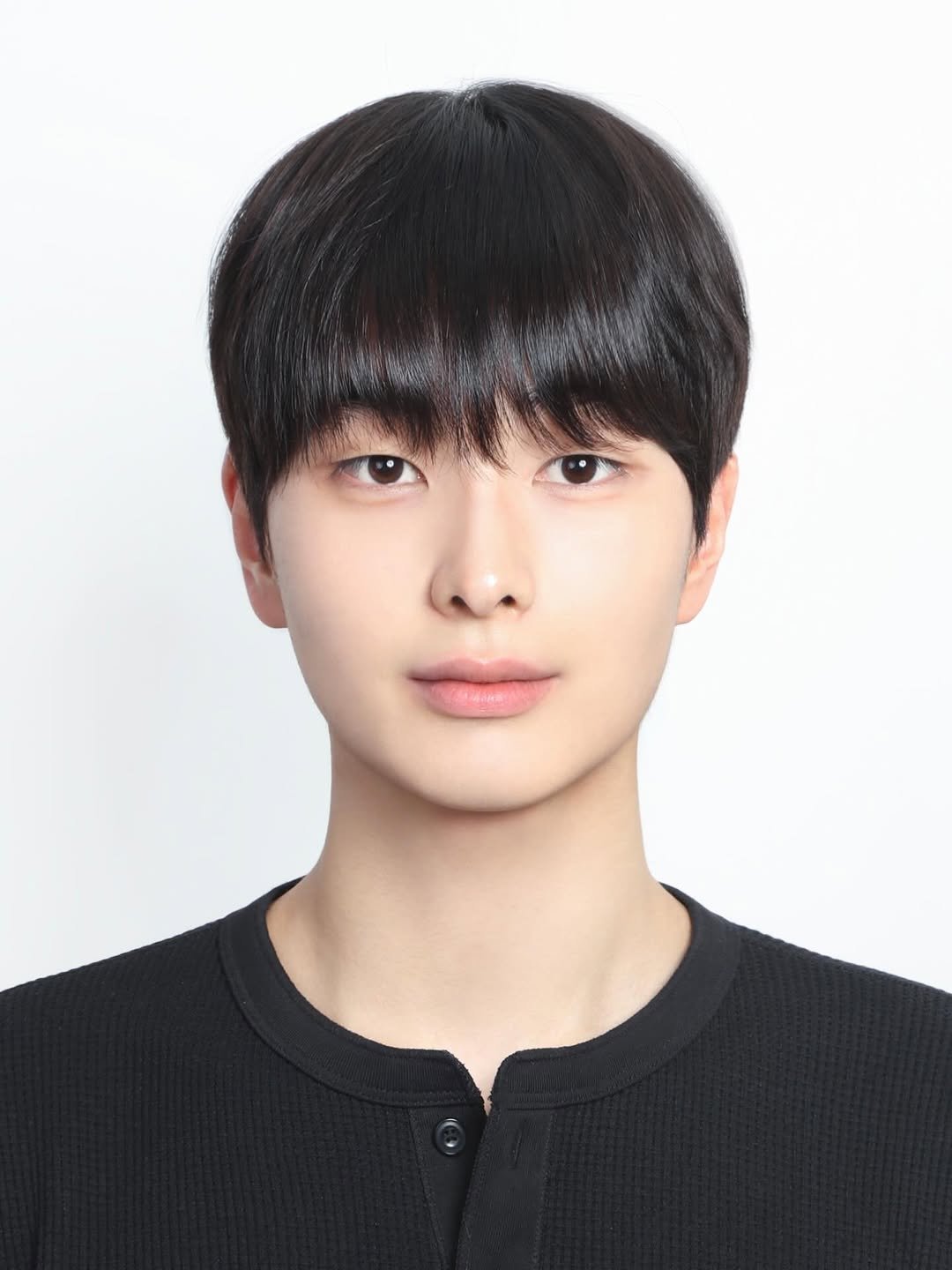 Photo by 하이투유스튜디오 | Hi!toyou studio | 성수사진관•성수증명사진•여권사진•프로필사진 on April 05, 2026. May be an image of text.