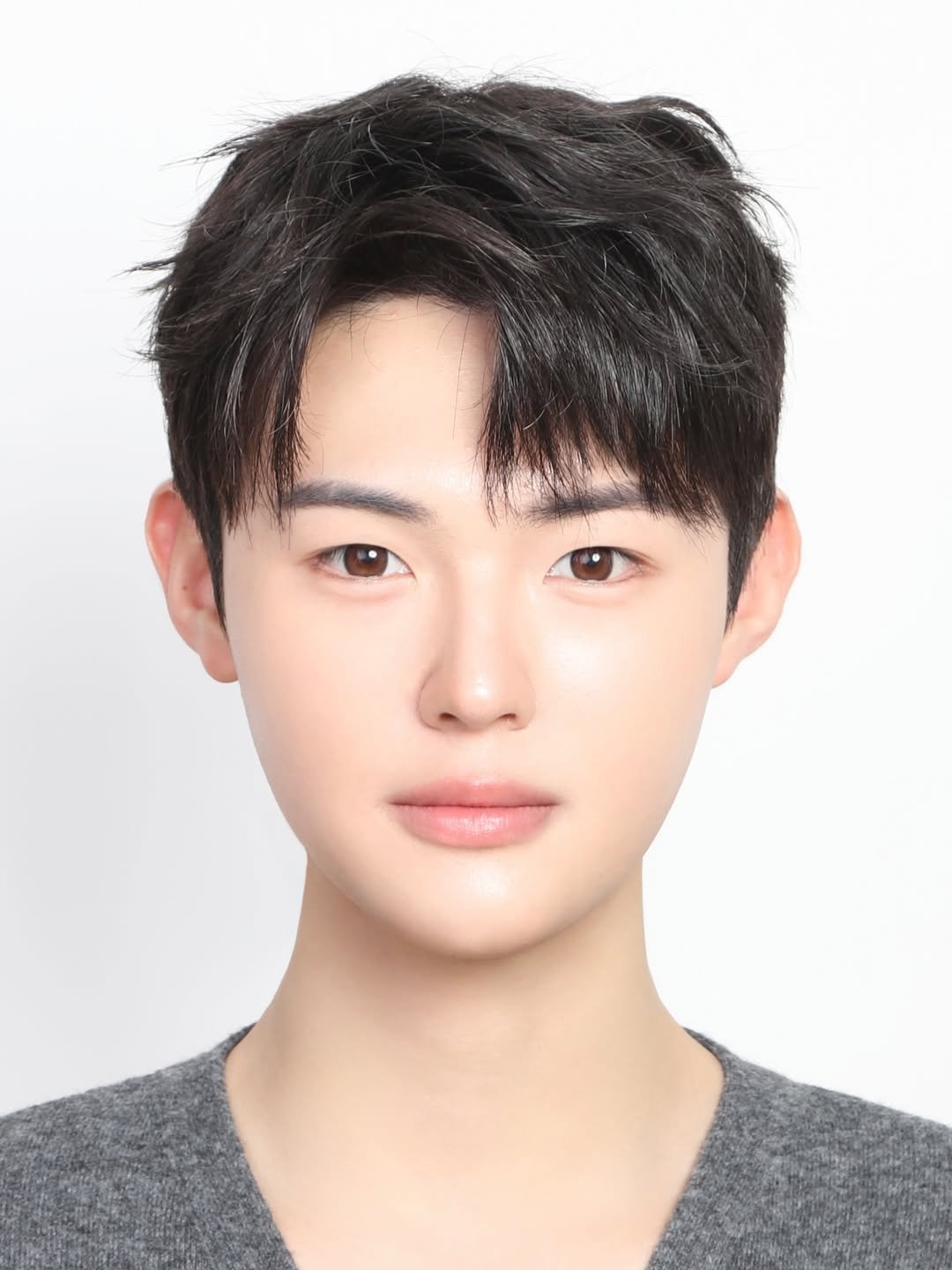 Photo by 하이투유스튜디오 | Hi!toyou studio | 성수사진관•성수증명사진•여권사진•프로필사진 on November 29, 2025. May be an image of one or more people, bangs, makeup and text.