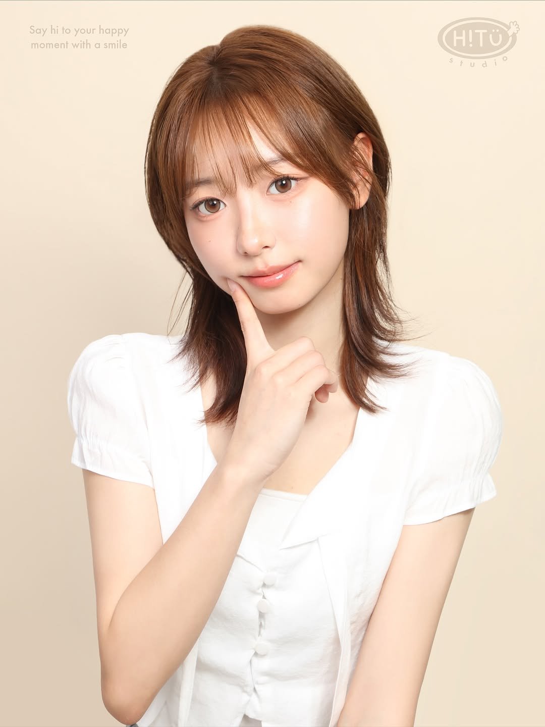 Photo by 하이투유스튜디오 | Hi!toyou studio | 성수사진관•증명사진•여권사진•프로필사진 in 성수역. May be an image of 1 person and text that says 'Sayhitoyourhappy hito your happy Say hitoyour moment with momentwithasmilo a smile H!TU'.
