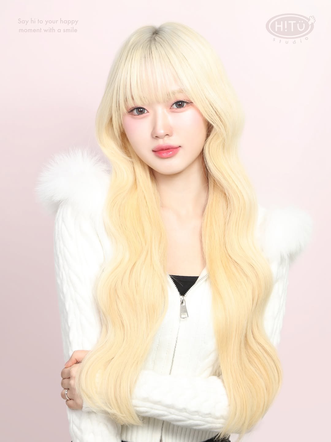 Photo by 하이투유스튜디오 | Hi!toyou studio | 성수사진관•성수증명사진•여권사진•프로필사진 on January 01, 2026. May be an image of one or more people, blonde hair, braids, makeup, top and text.