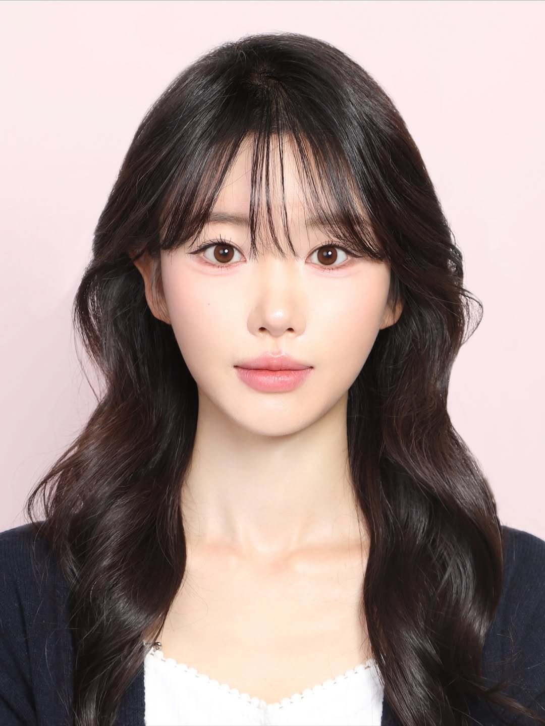 Photo by 하이투유스튜디오 | Hi!toyou studio | 성수사진관•성수증명사진•여권사진•프로필사진 on November 09, 2025. May be an image of one or more people, hair, makeup and text.