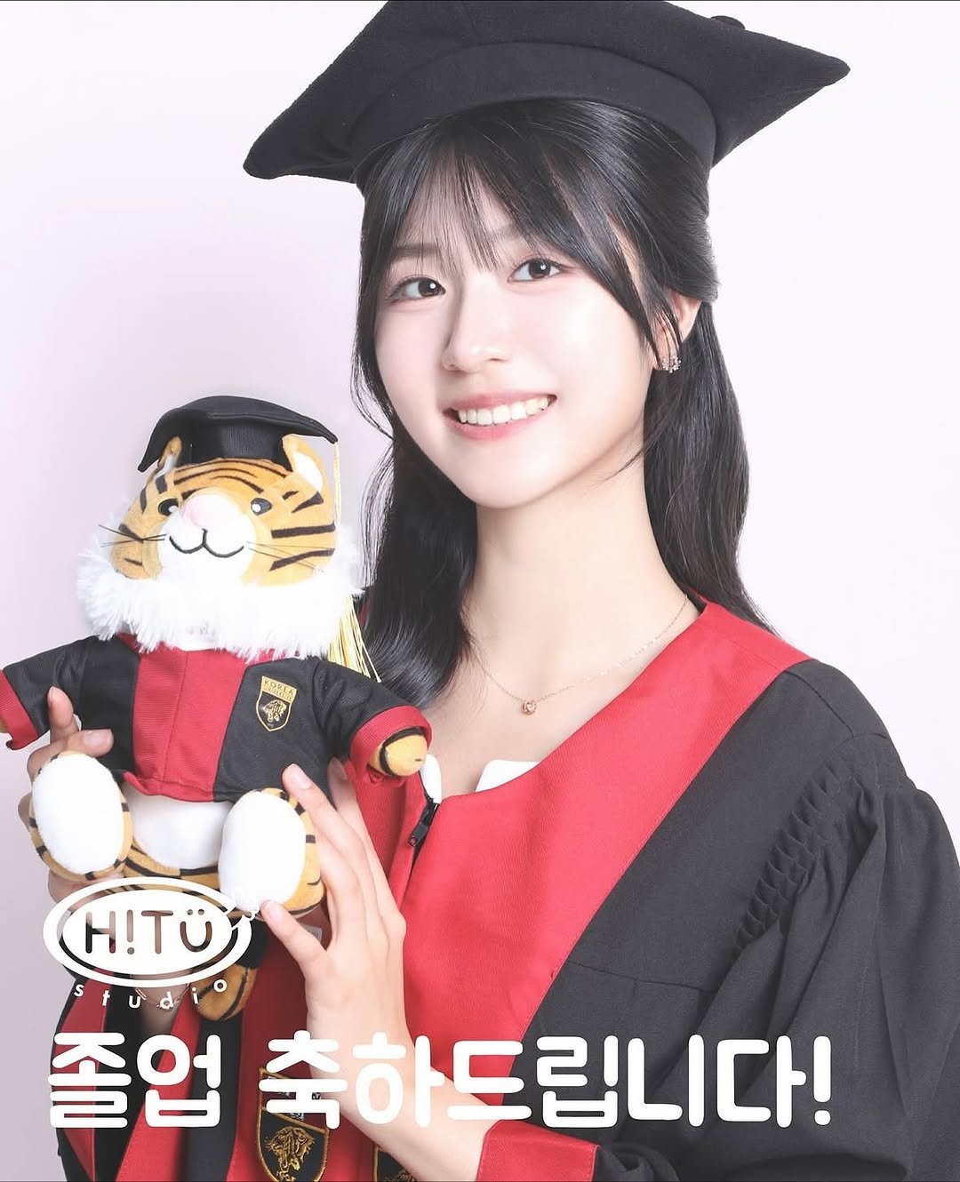 Photo by 하이투유스튜디오 | Hi!toyou studio | 성수사진관•성수증명사진•여권사진•프로필사진 on November 07, 2025. May be an image of text that says 'H!TÜ Studio tud d 졸업 축하드립니다!'.