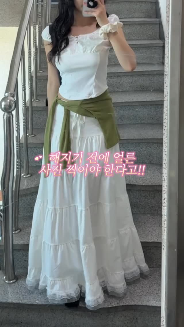 hj_0130__ 게시물 이미지: 7시간째 도로 위예요 ... #뭔가잘못됐어 

뒷좌석 할부지랑 빵이랑 과자 나눠먹고...