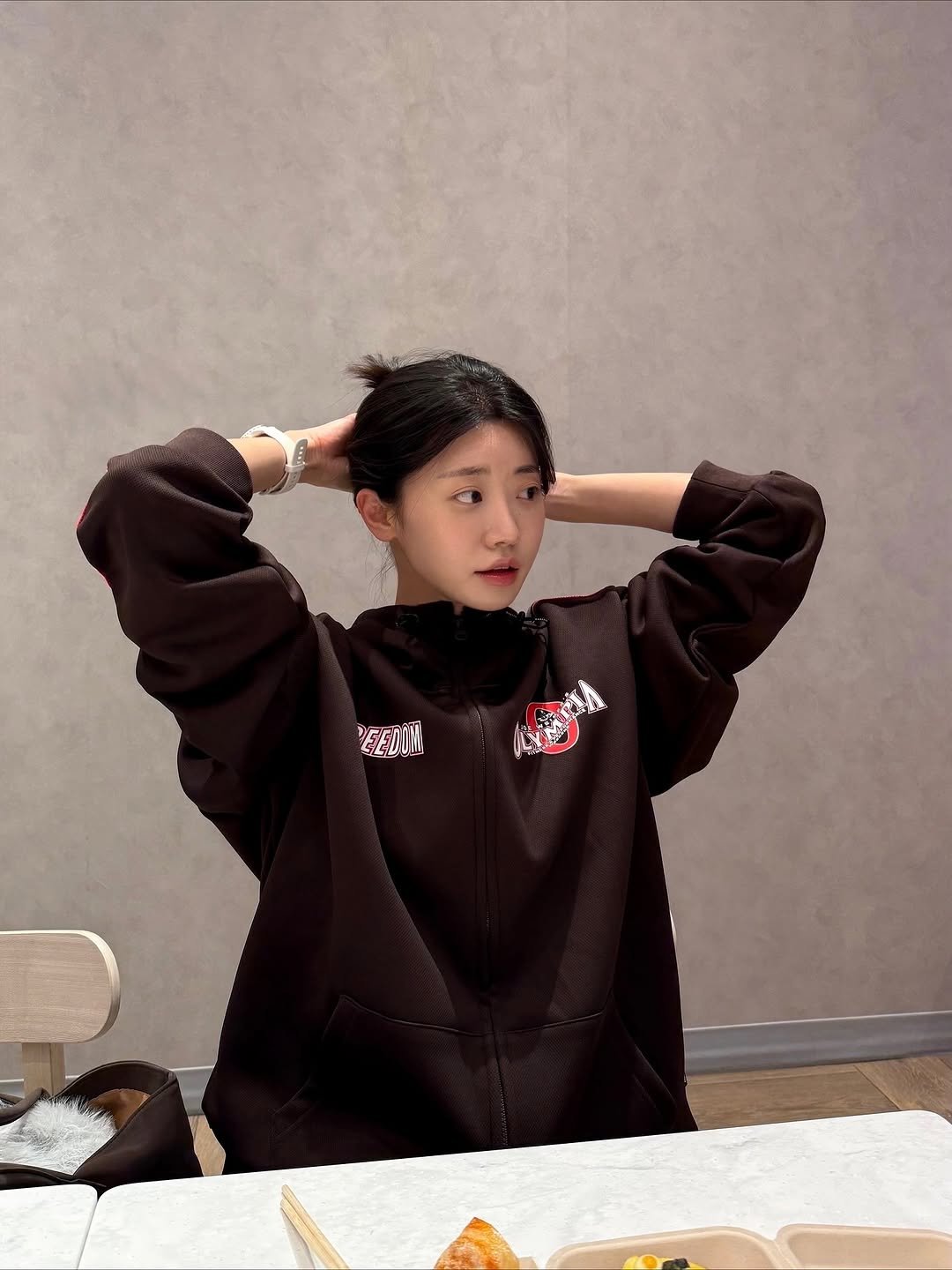 Photo shared by 혜둉트🍑| 운동•홈트•웨이트•다이어트 on November 15, 2025 tagging @freedom__athletic. May be an image of one or more people, hair, duffle coat, parka, top, sweatshirt and text.