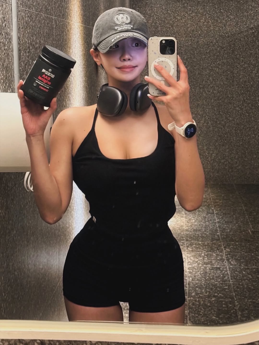 Photo shared by 혜둉트🍑| 운동•홈트•웨이트•다이어트 on December 05, 2025 tagging @samdae500_official. May be a selfie of body building, shaker, sportswear, jug and text.