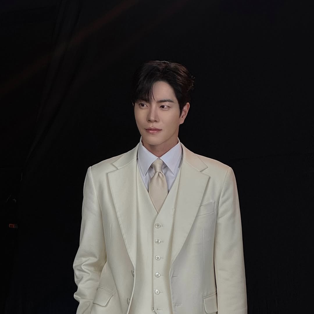 Photo by 홍종현 on December 06, 2025. May be an image of blazer, suit, dinner jacket, bolo tie and text.