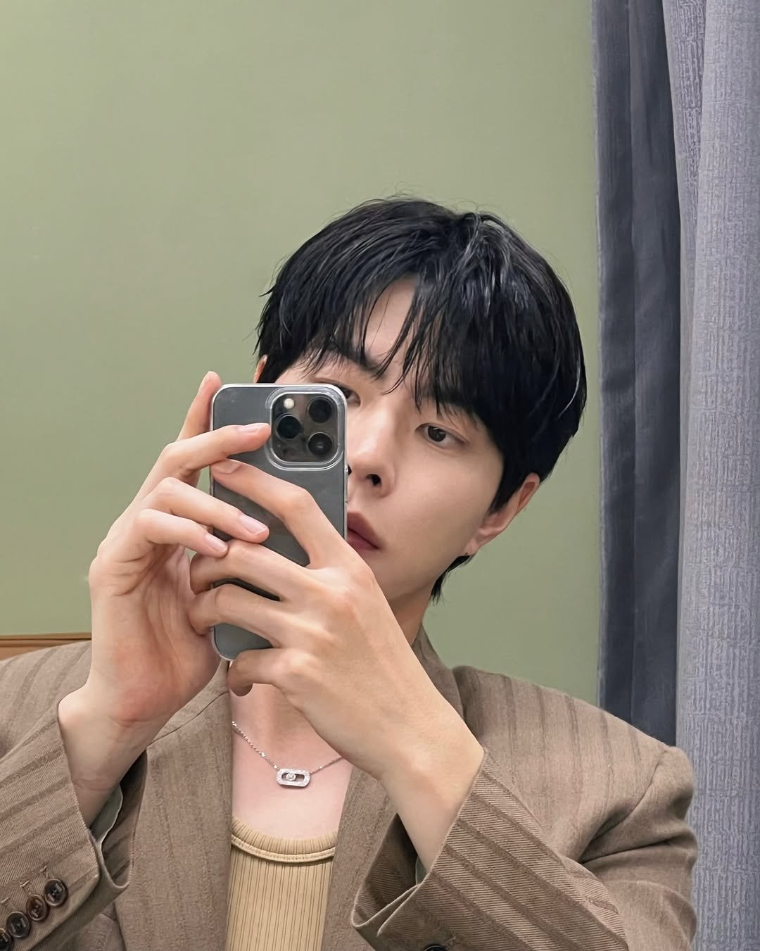 Photo by 홍종현 on January 24, 2026. May be a selfie of one or more people, hair, mirror and text.