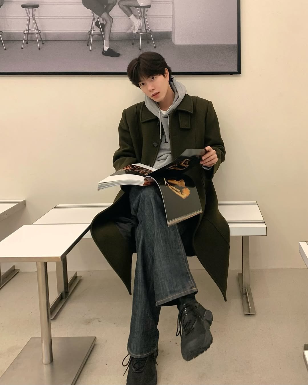 Photo by 홍종현 on December 14, 2025. May be an image of duffle coat, overcoat and parka.