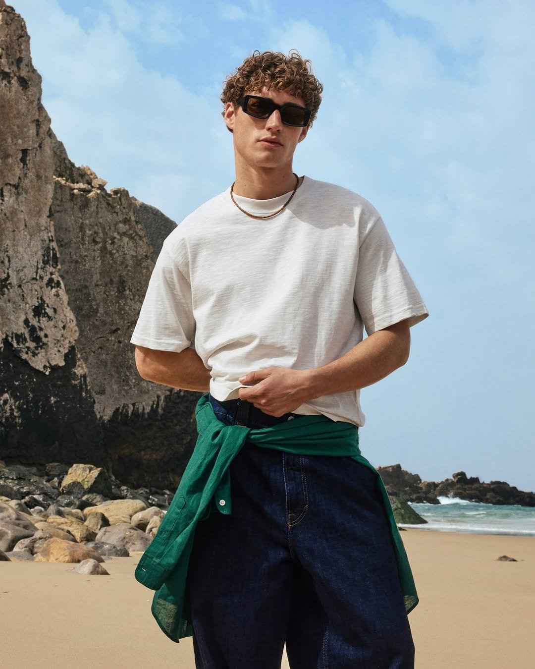 hm_man 게시물 이미지: Beachside essentials. Light layers, swimwear...