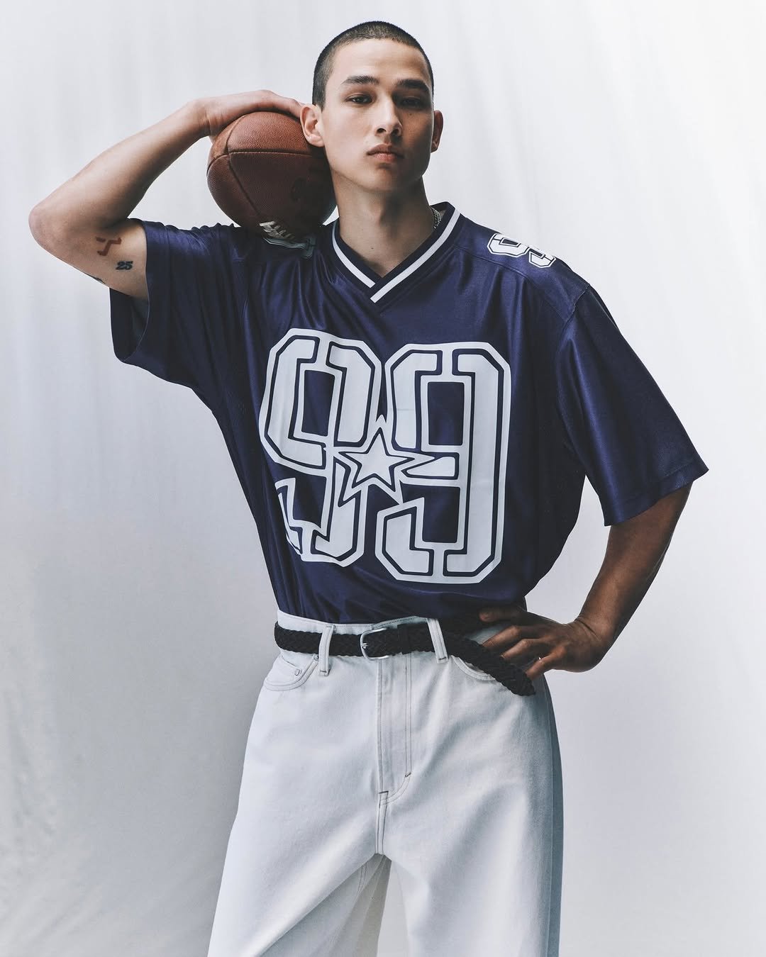 hm_man 게시물 이미지: A preppy take on sporty classics.