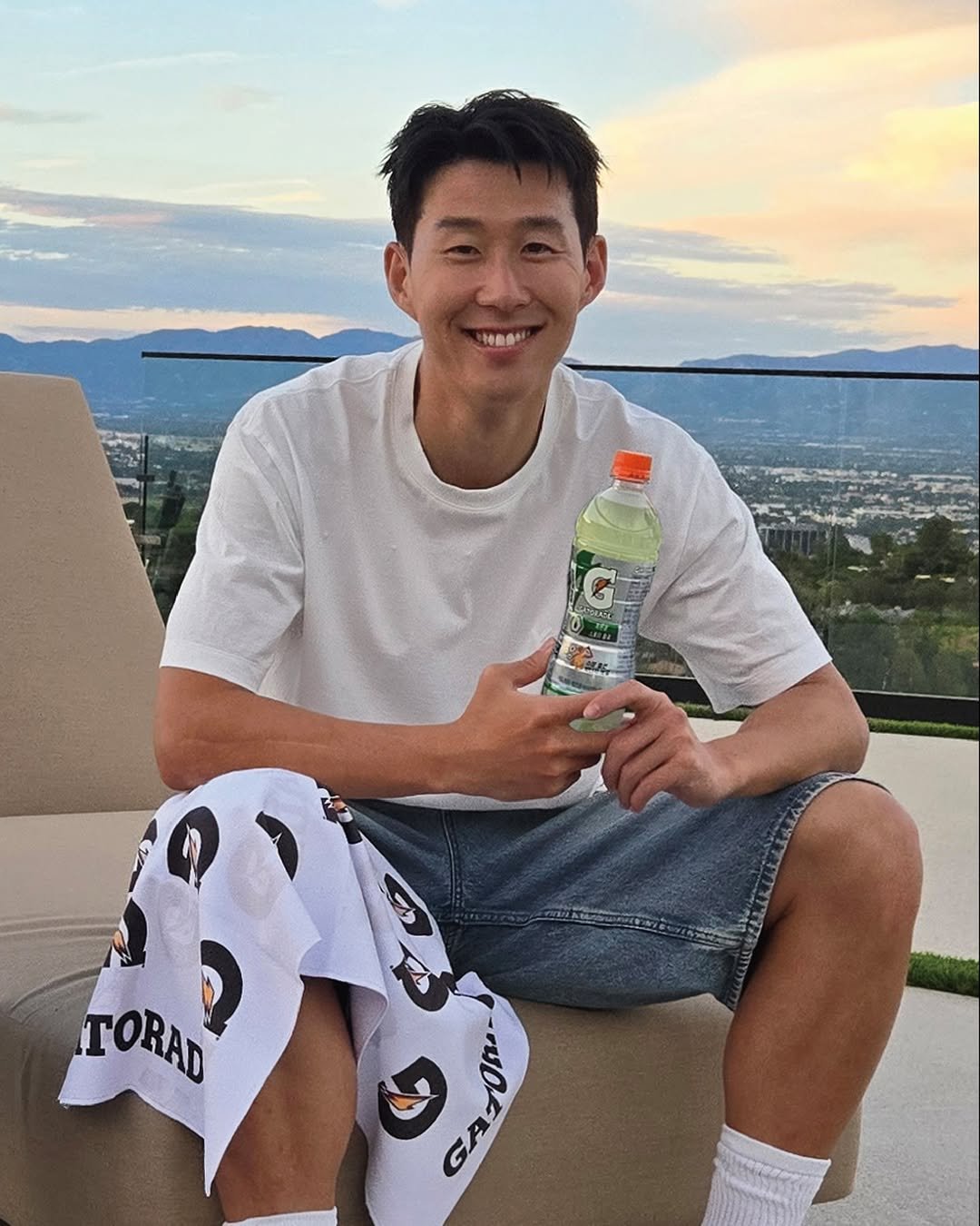 Photo by 게토레이 코리아 on April 21, 2026. May be an image of sweatpants, water bottle and text.