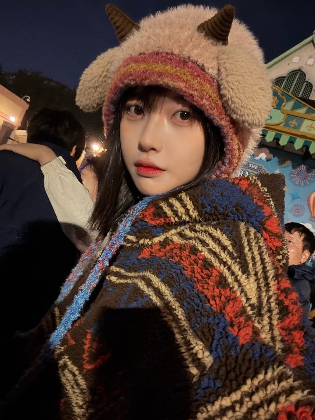 Photo by 고말숙 on October 26, 2025. May be an image of duffle coat, hat, costume, parka, cloak, headdress and text.