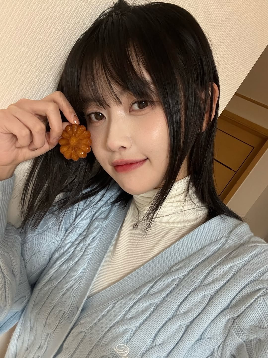 Photo shared by 고말숙 on December 01, 2025 tagging @janginthe. May be an image of one or more people, bangs, turtleneck, top and text.