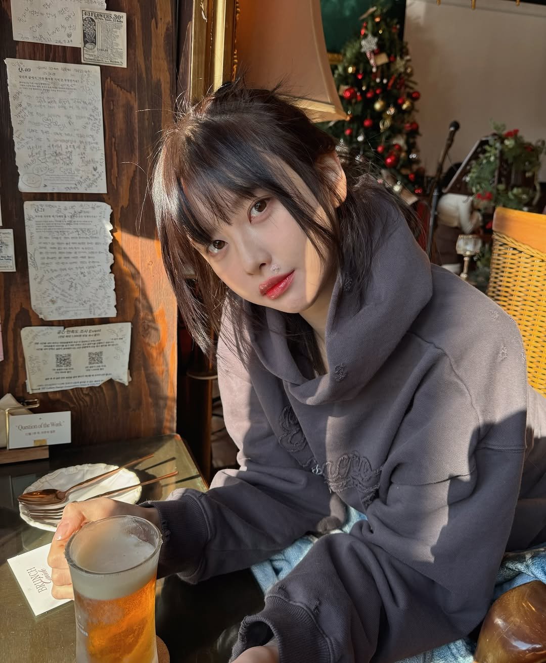 Photo by 고말숙 on December 30, 2025. May be an image of one or more people, hair, duffle coat, beer, parka and text.