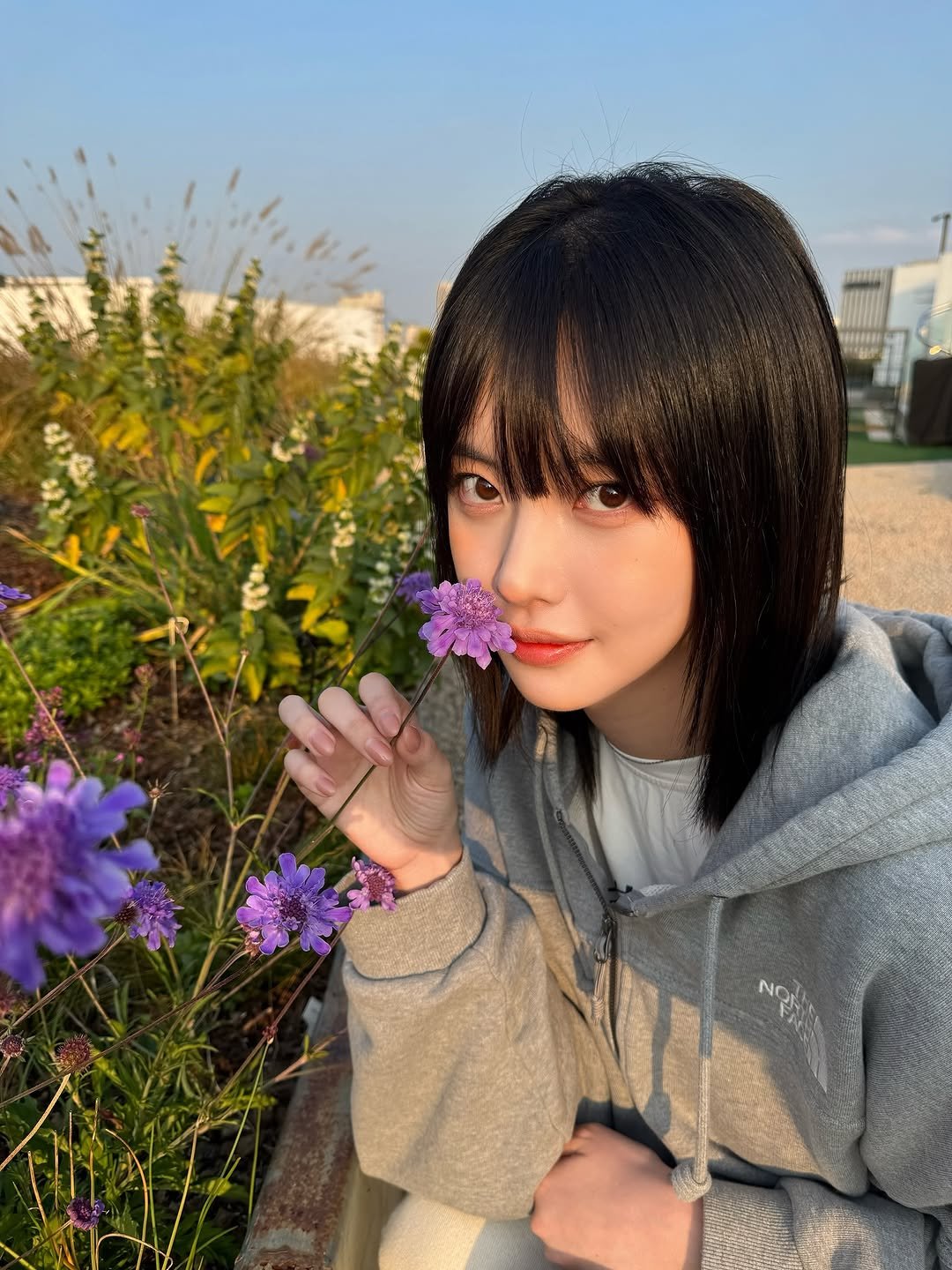 Photo by 고말숙 on October 29, 2025. May be an image of one or more people, hair, parka, scorpion grass, outdoors and text.