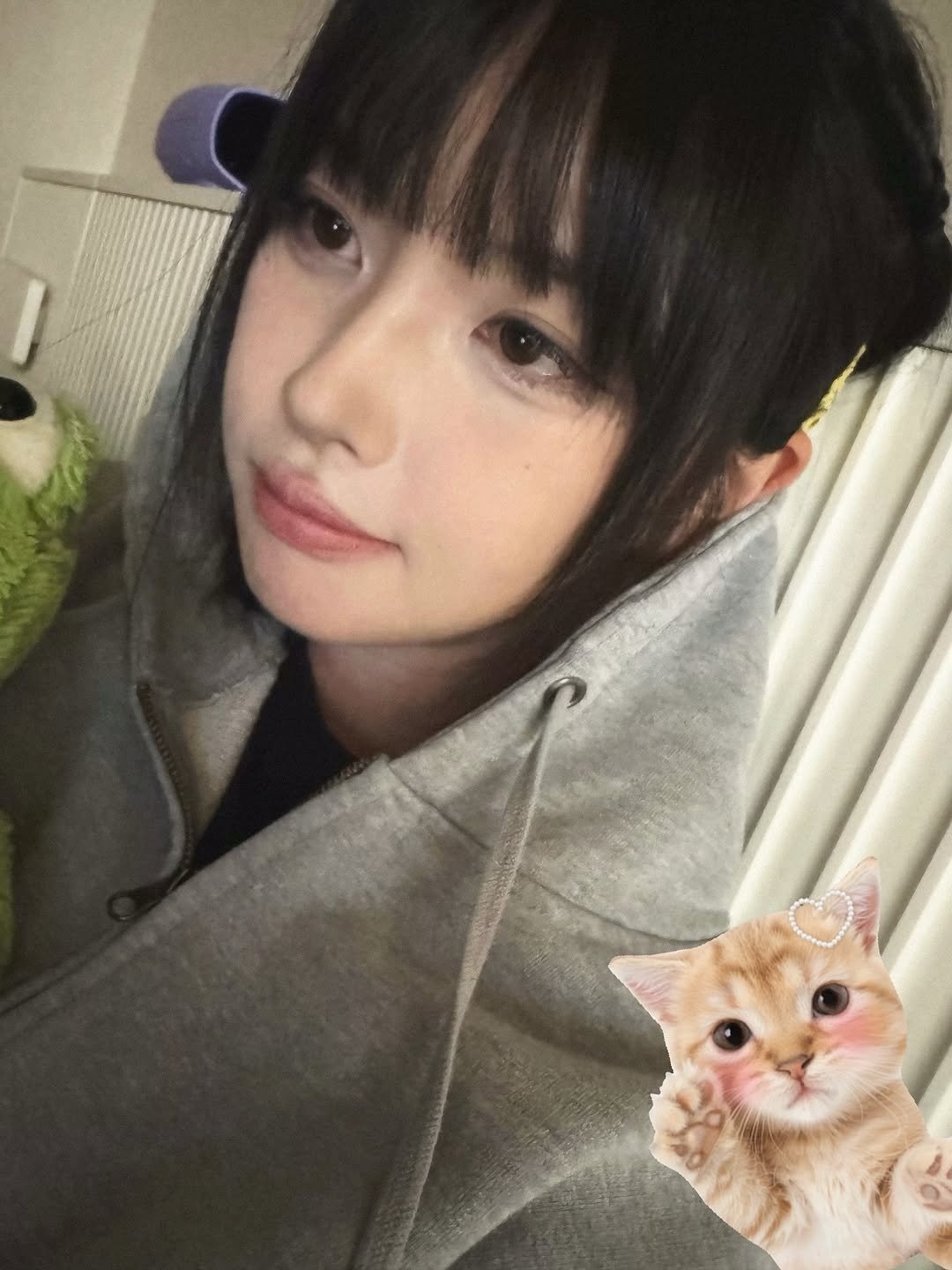 Photo by 고말숙 on October 08, 2025. May be a selfie of 1 person, bangs, duffle coat, parka and text.