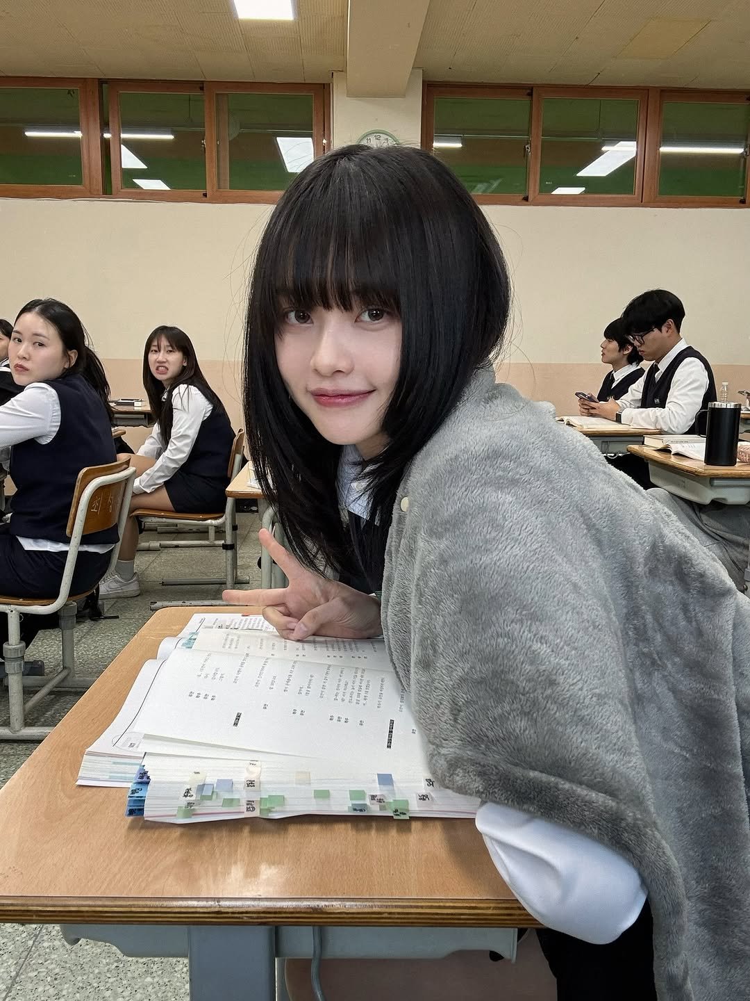 Photo by 고말숙 on October 21, 2025. May be an image of one or more people, bangs, people studying, parka and text.