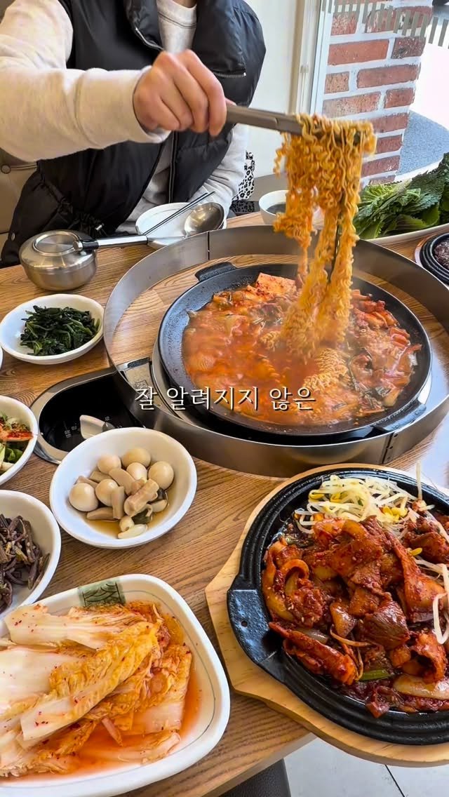 hobby_wife 게시물 이미지: (15만뷰)(광고) 잘 모르는 밥맛좋은 죽전동밥집 

골목길에 알음알음 단골들이...
