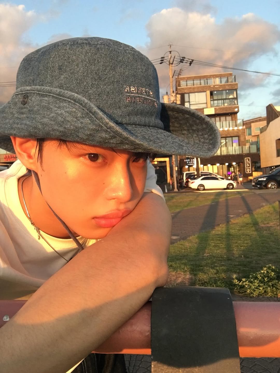 Photo by 정호균 on October 08, 2025. May be an image of 1 person, hair, hat, beret, bolo tie, outdoors and text.