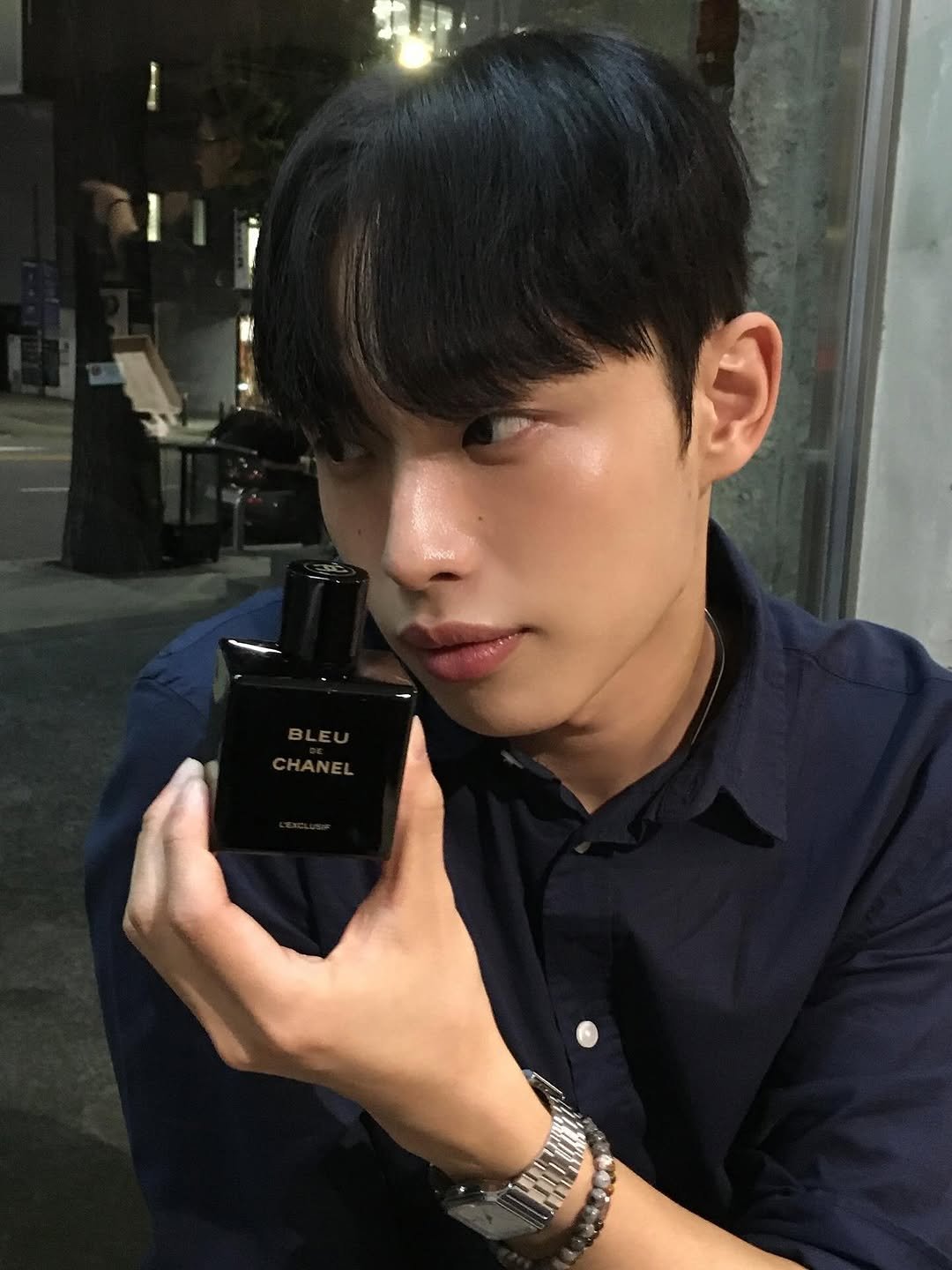 Photo shared by 정호균 on September 05, 2025 tagging @chanel.beauty.korea. May be an image of 1 person, fragrance, bottle, perfume and text.