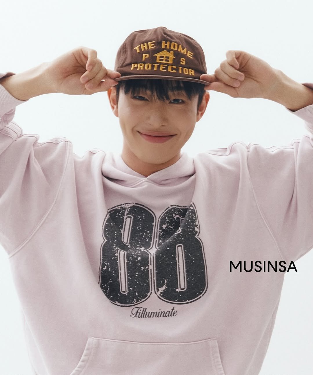 Photo shared by 정호균 on October 02, 2025 tagging @musinsa.official, @sueunheo, and @hogyu_n. May be an image of 1 person, hat, sweatshirt, top and text that says 'THE PBS EHOME P 田 ME S PROTECIOR PROT PROTECTOR អ MUSINSA Filluminate'.