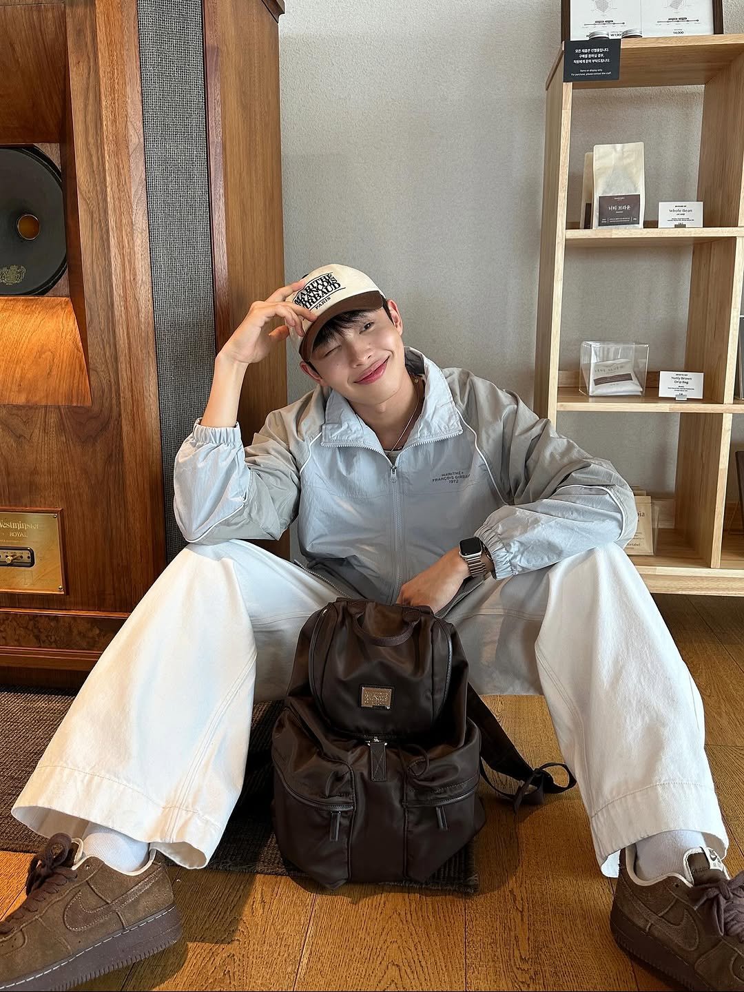 Photo shared by 정호균 on August 27, 2025 tagging @marithe_kr. May be an image of 1 person, hat, tool bag, briefcase, sling, bolo tie, cornflower and text.