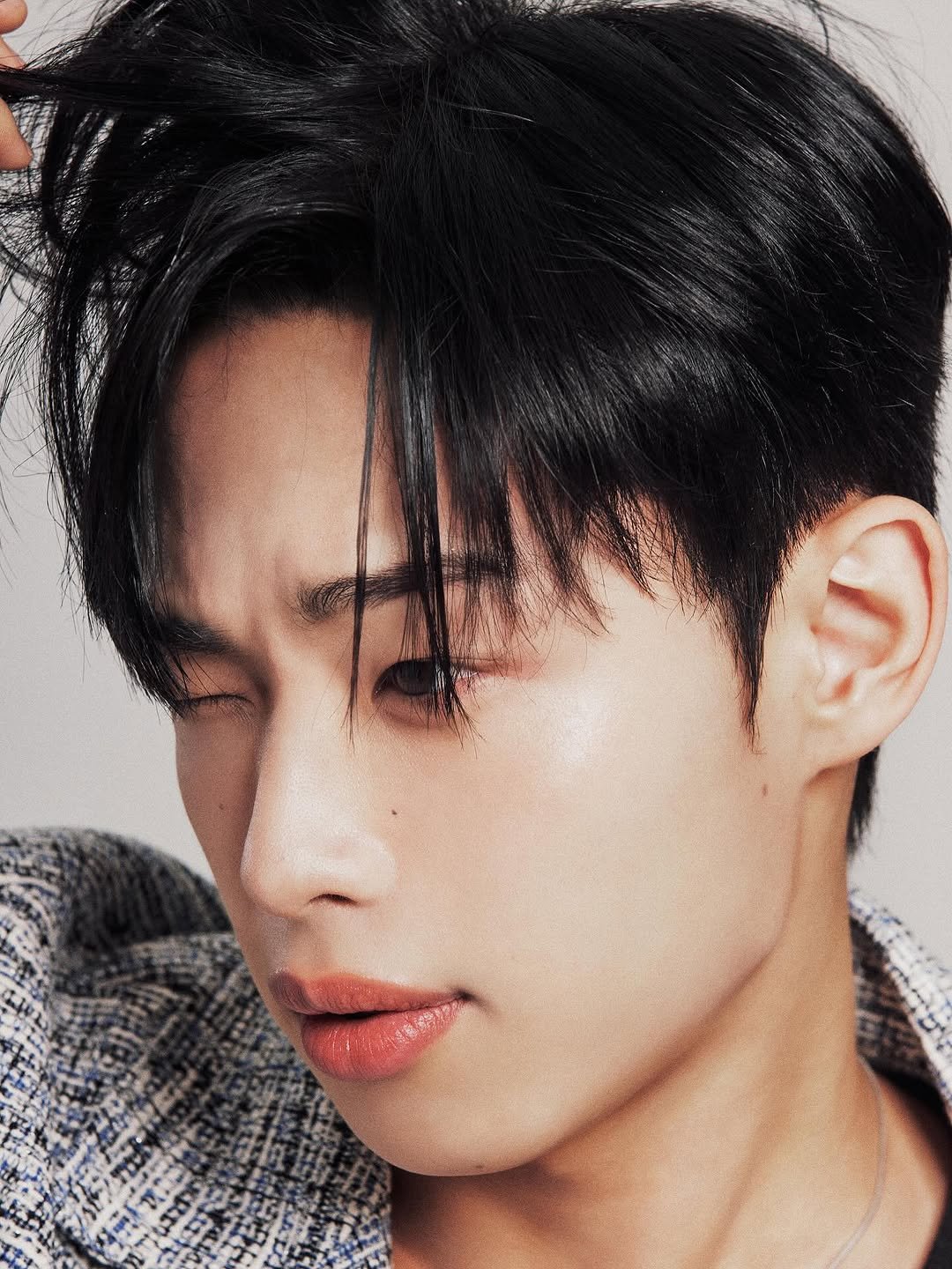 Photo shared by 정호균 on September 08, 2025 tagging @hogyu_n, @m_up_ihyeon, and @jungssiy. May be an image of 1 person, bangs, bolo tie and text.