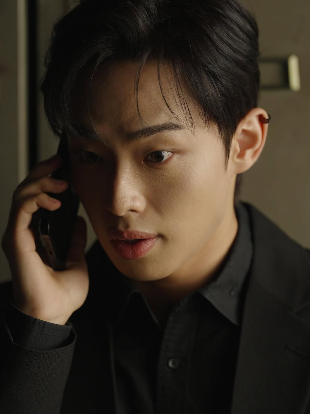 Photo shared by 정호균 on January 19, 2026 tagging @watchkanta_jp. May be an image of one or more people, makeup, bolo tie and text.