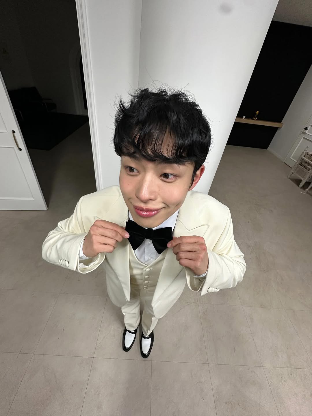 Photo by 정호균 on February 09, 2026. May be an image of bowtie, bolo tie, dinner jacket, suit and text.