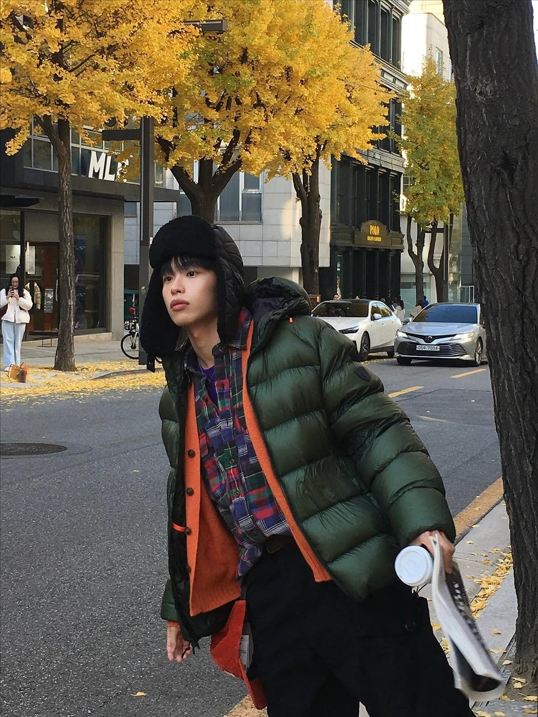Photo shared by 정호균 on November 18, 2025 tagging @poloralphlauren. May be an image of duffle coat, overcoat, wingtip shoes, goosedown coat, flight jacket, turtleneck, parka, street and text.