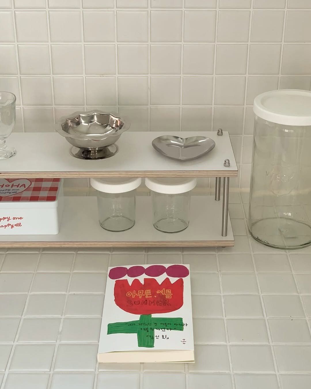 Photo by HOHA 호하 (前.살림취향집) on November 20, 2025. May be an image of sink, carafe, salt shaker, cocktail shaker, measuring cups, canister, spice rack and text.