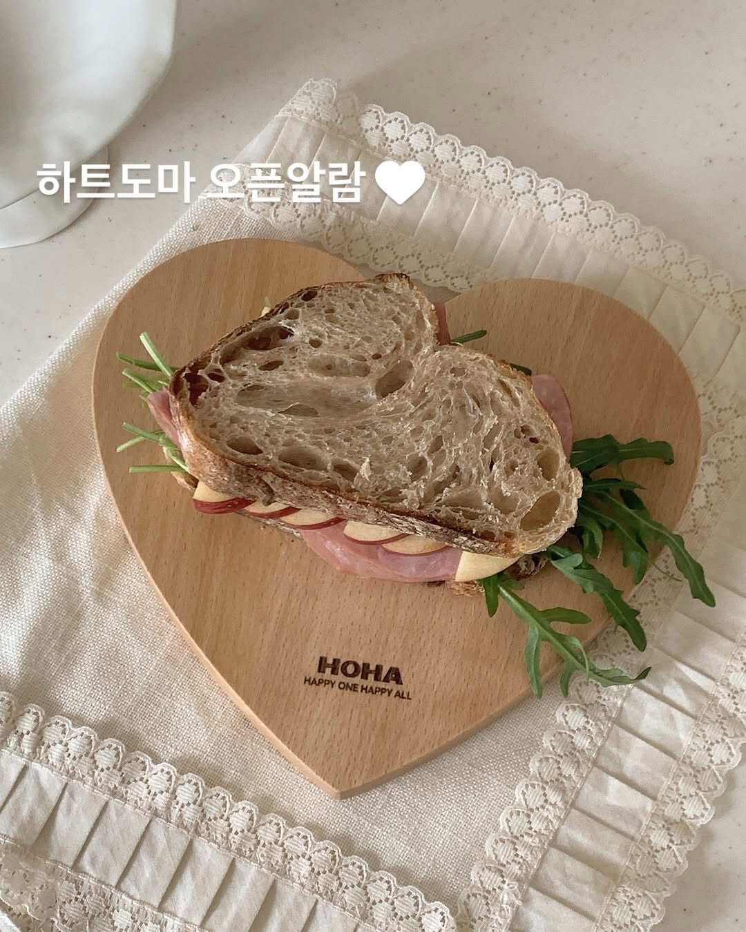 Photo by HOHA 호하 (前.살림취향집) on November 17, 2025. May be an image of club sandwich, egg, bread and text that says '하트도마 토도마오픈알람 오픈알람 HAPPY ONEHAPPYALL HOHA'.