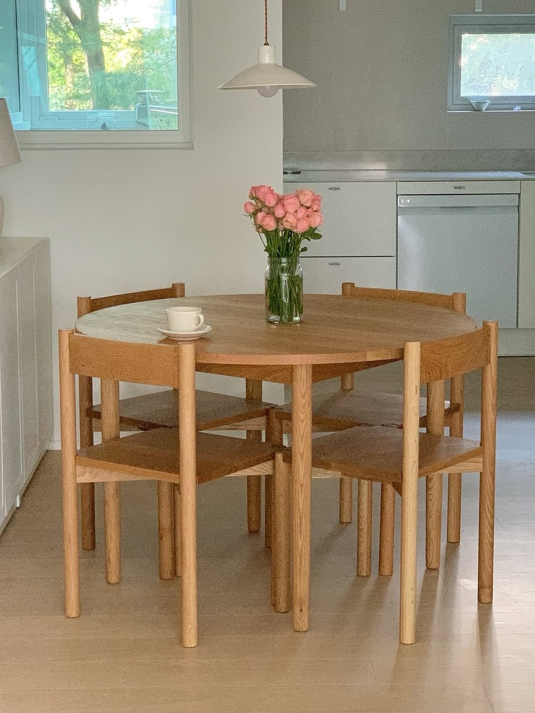 Photo by HOHA 호하 (前.살림취향집) on November 18, 2025. May be an image of table, kitchen table, dining table, indoors and text.